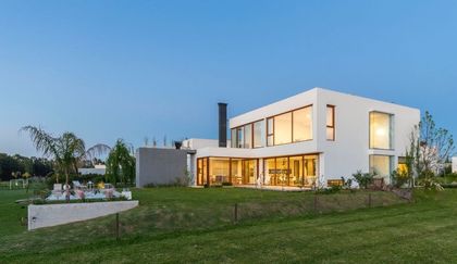 casa moderna blanca minimalista con piscina y jardin — proyecto Casa ME, por Estudio GR, en City Bell