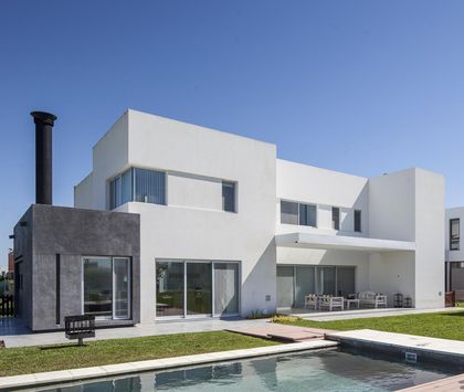 Fachada moderna con piscina y deck de madera — proyecto Casa FA, por Estudio GR, en City Bell