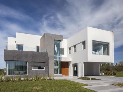Fachada de casa moderna geométrica blanca y gris — proyecto Casa FA, por Estudio GR, en City Bell