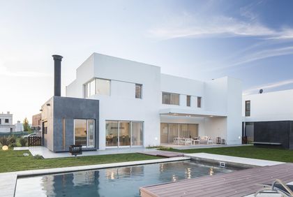 Casa moderna con piscina y deck en suburbio — proyecto Casa FA, por Estudio GR, en City Bell