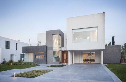 imponente casa moderna con volúmenes geométricos y grandes ventanales — proyecto Casa FA, por Estudio GR, en City Bell