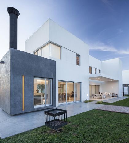 Casa moderna de hormigón y blanco con grandes ventanales — proyecto Casa FA, por Estudio GR, en City Bell
