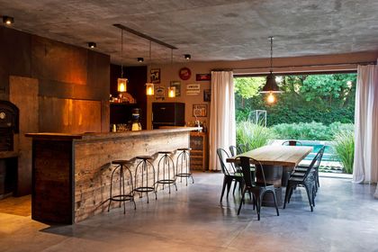 Cocina y comedor industrial con barra y banquetas — proyecto Casa JP, por Ricardo Pereyra Iraola 