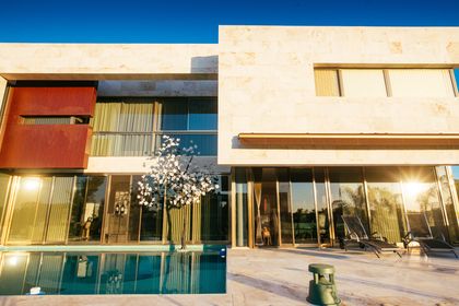 Fachada moderna de casa con piscina y jardín — proyecto Grand Bell 60, por Mercedes  klappenbach, en City Bell