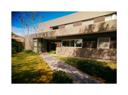 fachada moderna con jardín y detalles en hormigón — proyecto Grand Bell 98, por Mercedes  klappenbach, en City Bell