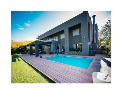 Casa moderna con piscina y deck de madera — proyecto Grand Bell 98, por Mercedes  klappenbach, en City Bell