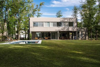 Casa moderna de hormigón con piscina y amplio jardín arbolado — proyecto Casa 18, por Parrado Arquitectura