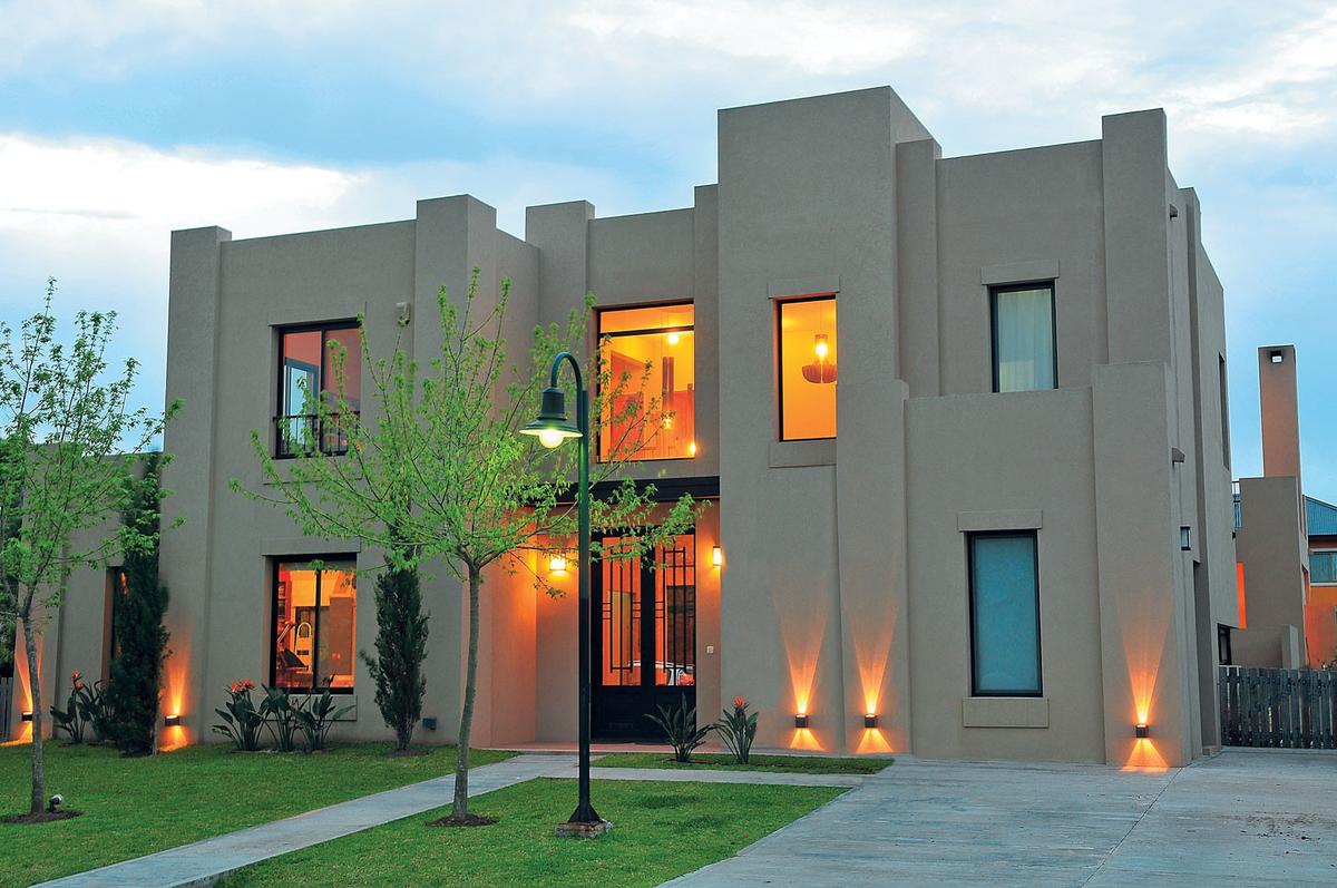 Fachada con color predominante Gris del Proyecto Casa 10 por Parrado Arquitectura