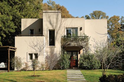 Casa contemporánea blanca con frente minimalista y jardín paisajista — proyecto Casa 9, por Parrado Arquitectura