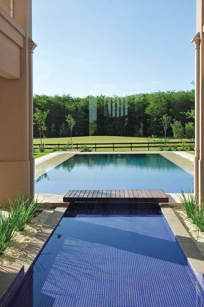 Pileta contemporanea con deck y vista al parque arbolado — proyecto Casa 6, por Parrado Arquitectura