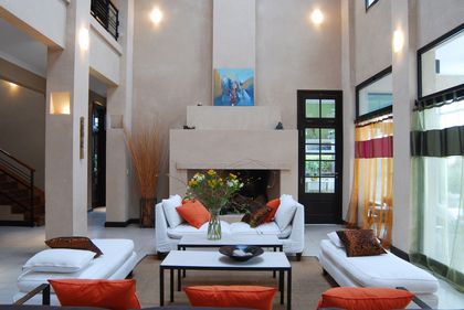 Living moderno doble altura con hogar y ventanales amplios — proyecto Casa 2, por Parrado Arquitectura