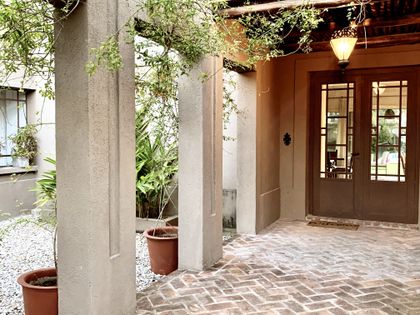 Patio con columnas hormigón, plantas colgantes y piso de espiga — proyecto El Encuentro , por Marconi Silva Arquitectos, en Benavidez