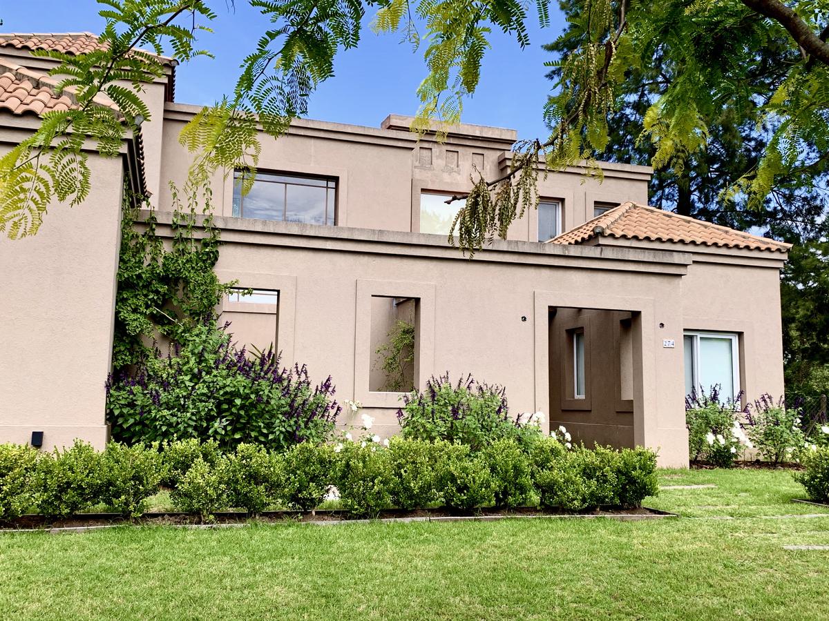 Fachada con color predominante Beige del Proyecto El Encuentro  por Marconi Silva Arquitectos