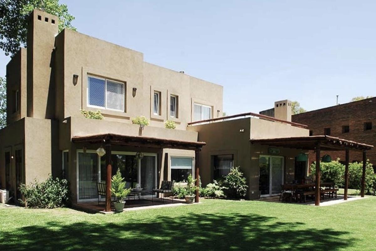 Jardín con color predominante Negro del Proyecto El Encuentro  2 por Marconi Silva Arquitectos