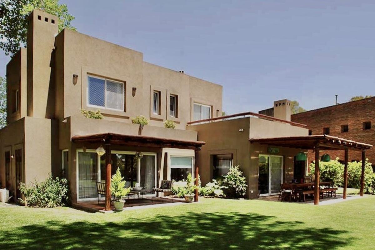 Jardín con color predominante Beige del Proyecto El Encuentro  2 por Marconi Silva Arquitectos