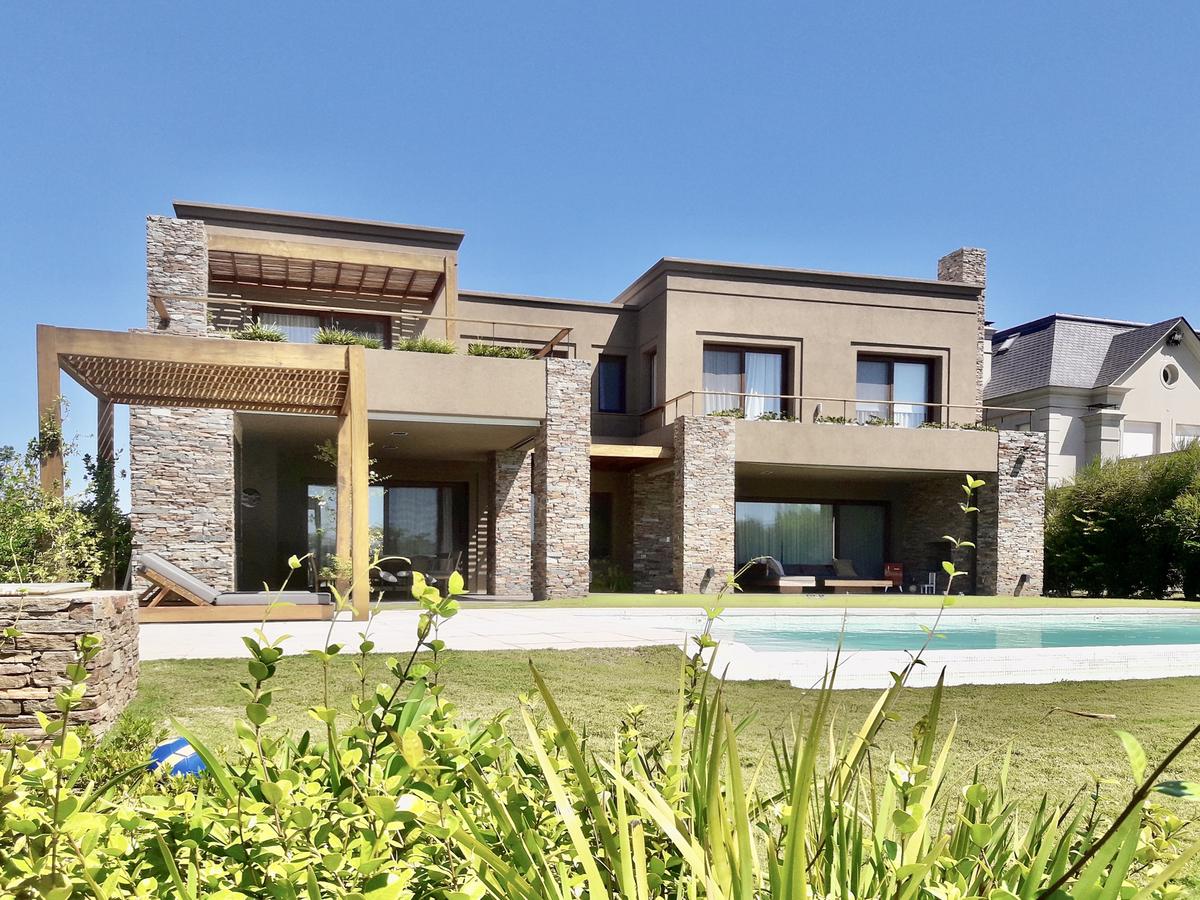 Jardín con color predominante Turquesa del Proyecto Golf Club Nordelta por Marconi Silva Arquitectos