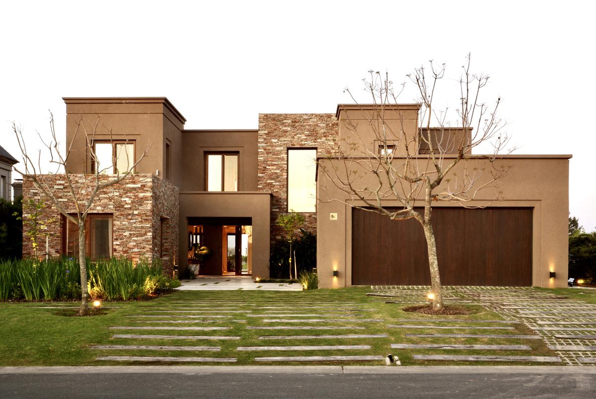 Fachada con color predominante Marrón del Proyecto Golf Club Nordelta por Marconi Silva Arquitectos