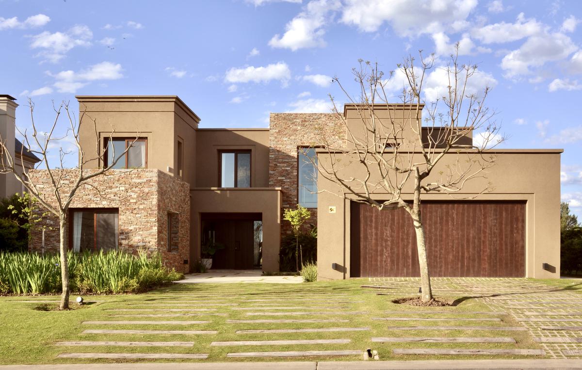 Fachada con color predominante Beige del Proyecto Golf Club Nordelta por Marconi Silva Arquitectos