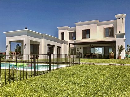 Casa moderna con hormigón visto, amplios ventanales y piscina — proyecto San Matías, por Marconi Silva Arquitectos, en Belén de Escobar