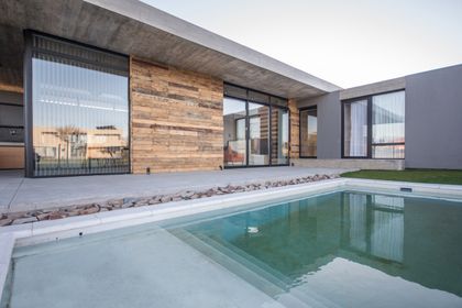 Casa moderna con piscina y fachada de listones de madera — proyecto Casa ADS, por CAZEAUX CIANNAMEA Arquitectura