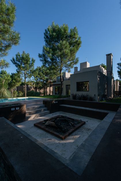Casa moderna con piscina y fogonero exterior — proyecto Costa Esmeralda 1, por Arquitecto Caceres, en Costa Esmeralda