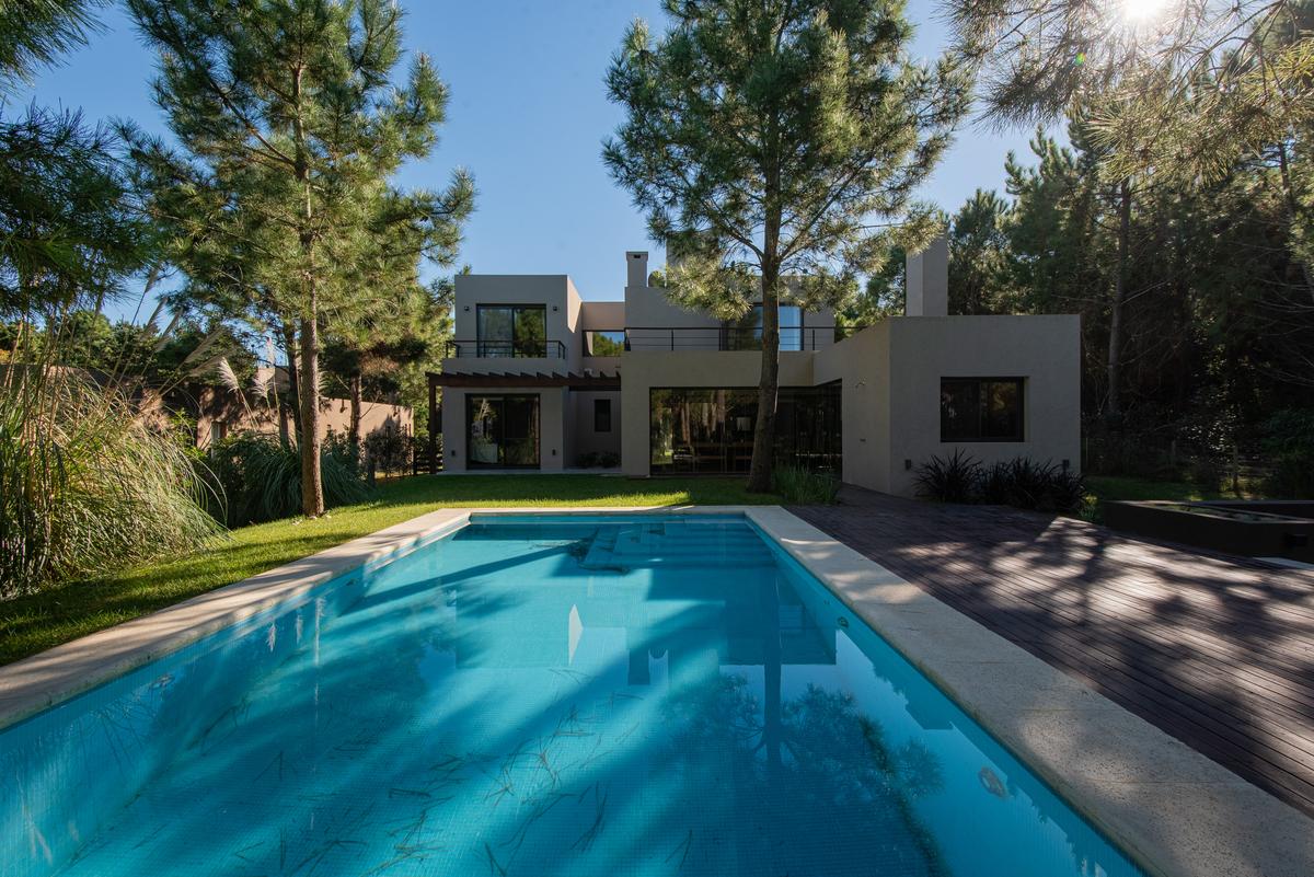 Casa moderna com piscina e vegetação exuberante — projeto Costa Esmeralda 1, por Arquitecto Caceres, em Costa Esmeralda