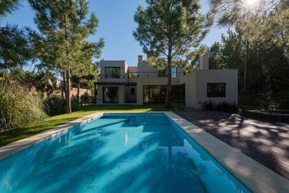 Casa moderna con piscina y vegetación exuberante — proyecto Costa Esmeralda 1, por Arquitecto Caceres, en Costa Esmeralda