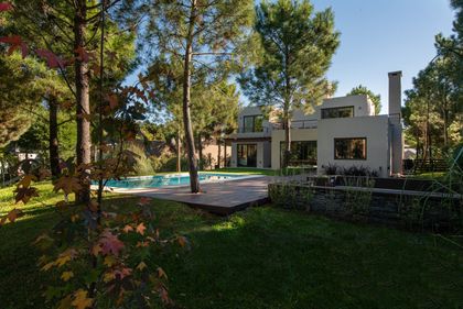 Casa moderna con piscina y jardín exuberante — proyecto Costa Esmeralda 1, por Arquitecto Caceres, en Costa Esmeralda
