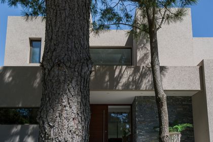 fachada moderna con árboles — proyecto Costa Esmeralda 2, por Arquitecto Caceres, en Costa Esmeralda