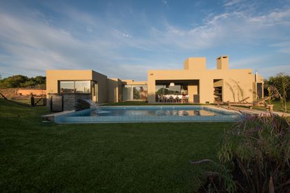 Casa moderna con piscina y patio en entorno rural — proyecto Costa Esmeralda 3, por Arquitecto Caceres, en Costa Esmeralda