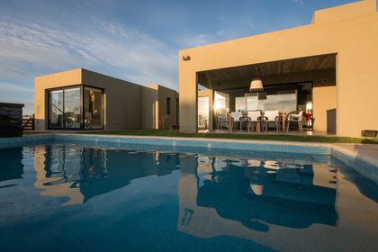 Villa moderna con piscina frente al mar y patio cubierto — proyecto Costa Esmeralda 3, por Arquitecto Caceres, en Costa Esmeralda