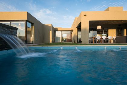 casa moderna con piscina y fachada minimalista — proyecto Costa Esmeralda 3, por Arquitecto Caceres, en Costa Esmeralda