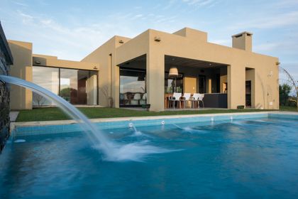 Casa moderna con piscina y patio amplio — proyecto Costa Esmeralda 3, por Arquitecto Caceres, en Costa Esmeralda