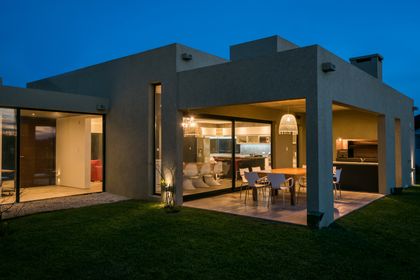 fachada moderna minimalista con pergola y luces integradas — proyecto Costa Esmeralda 3, por Arquitecto Caceres, en Costa Esmeralda