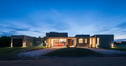 Casa moderna con volúmenes geométricos y mucha luz — proyecto Costa Esmeralda 3, por Arquitecto Caceres, en Costa Esmeralda