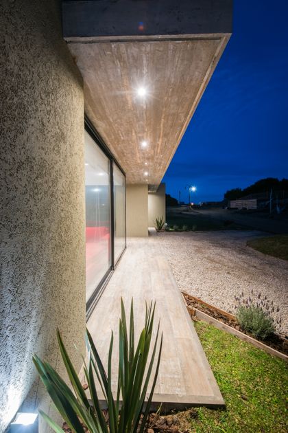 Fachada moderna con contundente alero de hormigón — proyecto Costa Esmeralda 3, por Arquitecto Caceres, en Costa Esmeralda