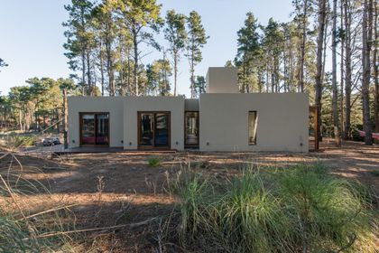 fachada moderna en bosque con amplios ventanales — proyecto Costa Esmeralda Casa MAI Lote 374 Deportiva, por Arquitecto Caceres, en Costa Esmeralda