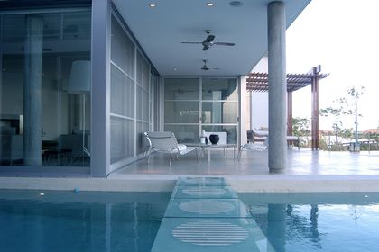 Piscina moderna con pasarela de cristal y zona de estar exterior — proyecto Casa Hormigon, por Barrionuevo Arquitects, en B1648 Tigre
