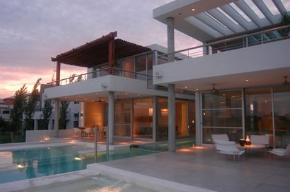 casa moderna con piscina y pérgola al atardecer — proyecto Casa Hormigon, por Barrionuevo Arquitects, en B1648 Tigre