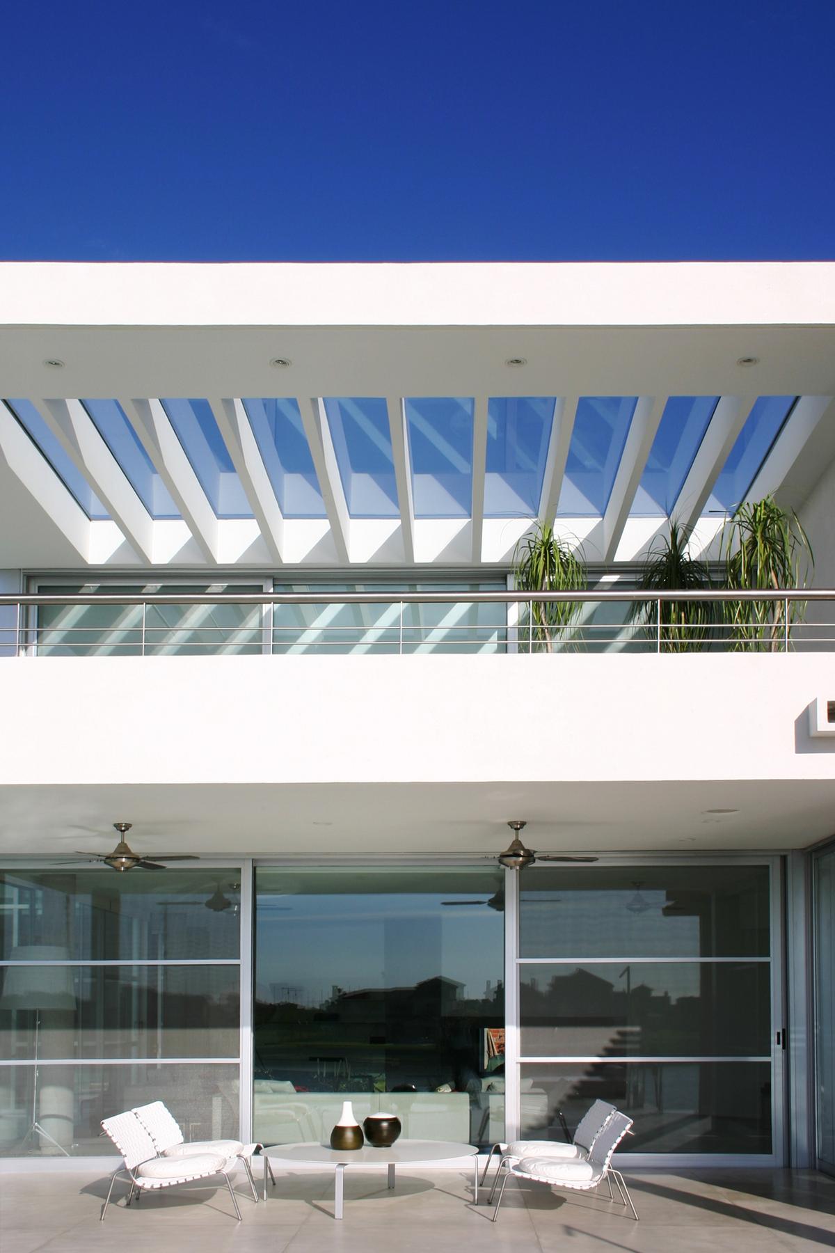 Terraço moderno com móveis minimalistas e claraboia — projeto Casa Hormigon, por Barrionuevo Arquitects, em B1648 Tigre