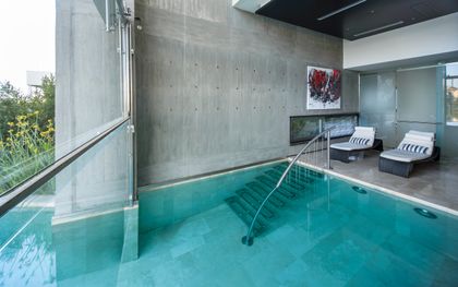 Área de piscina interior moderna con paredes de hormigón visto — proyecto Casa Pez, por Barrionuevo Arquitects, en B1648 Tigre