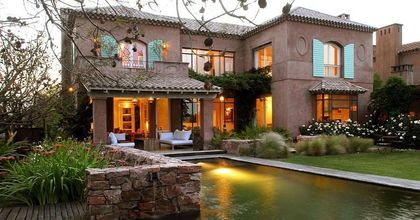 fachada mediterranea moderna con patio y piscina — proyecto Laguna del Sol, por Estudio Moreto Bensusan, en Tigre