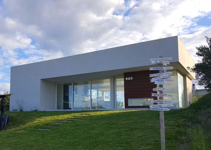 Casa moderna minimalista en entorno rural — proyecto Costa Esmeralda, por Cuello Selva, en Costa Esmeralda