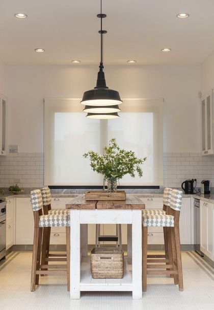 Cocina industrial con isla de madera y luminaria negra — proyecto Casa Wehtje, por Estudio Magrane