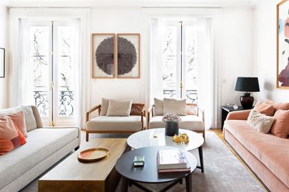Amplio living moderno con grandes ventanales y sillones claros — proyecto Libertador y Salguero, por Estudio Magrane, en CABA