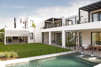 Casa moderna con pileta y deck de madera en exterior — proyecto Los Patricios, por Estudio Magrane