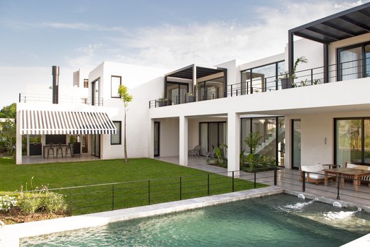 Casa moderna con pileta y deck de madera en exterior — proyecto Los Patricios, por Estudio Magrane