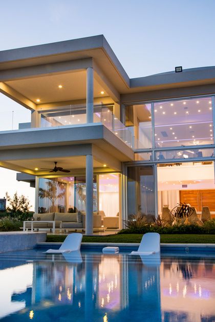 casa moderna de lujo con piscina y ventanales — proyecto La Reserva Cardales I, por ARQCONS, en Los Cardales
