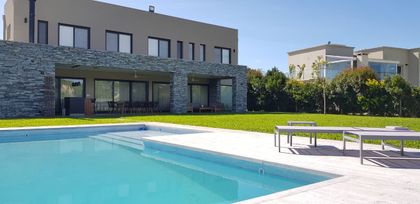 Casa moderna con piscina, patio y jardín — proyecto HARAS SANTA MARIA, por Ramirez Arquitectura, en Escobar