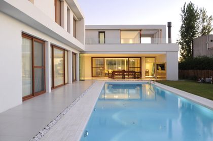casa moderna con piscina y pérgola — proyecto CASA GOLF, por Ramirez Arquitectura, en Nordelta